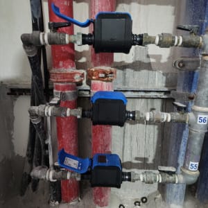 צינורות מים עם ברזים כחולים ומחברים