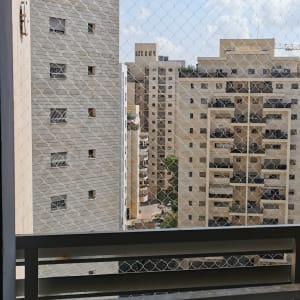 רשת מתכת על מרפסת למניעת כניסת יונים