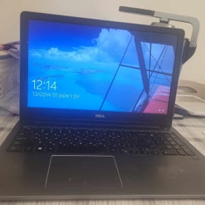 מחשב נייד דל עם מסך פתוח על שולחן