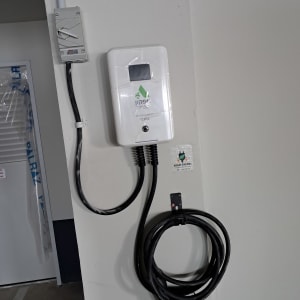 מטען חשמלי עם כבל תלוי על קיר