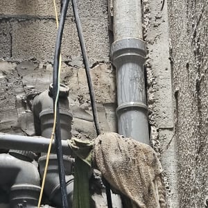 צינורות ותשתיות קיר חשופות