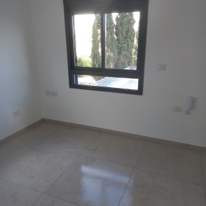 רצפה נקייה ומבריקה בחדר ריק עם חלון