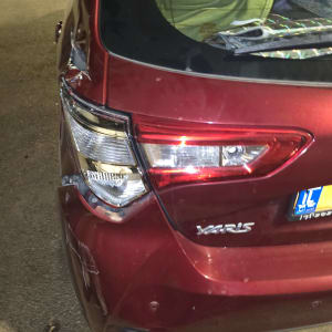 פגוש אחורי של רכב עם נזק קל בצבע אדום