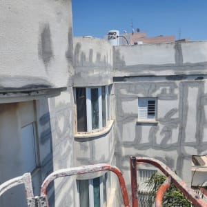 קירות בניין עם איטום אפור סביב חלונות