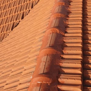 איטום רעפים עם חומר אטימה חום על גג