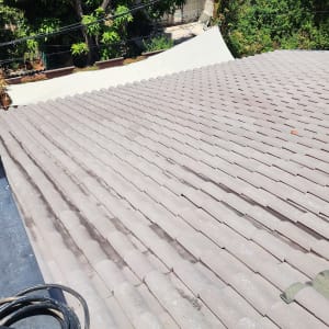 גג רעפים חום עם צינורות וחוטים