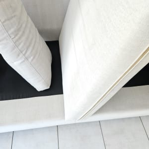 כריות ספה לבנות מונחות על רצפה מרוצפת