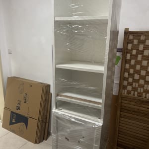 ארון עטוף בניילון עם קרטונים ברקע