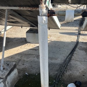 צינור מבודד מחובר לדוד שמש על גג