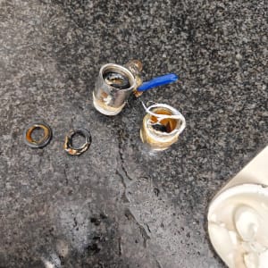 חלקי ברז מפורקים על משטח רטוב