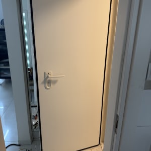 דלת עם מנעול וכלים על הרצפה