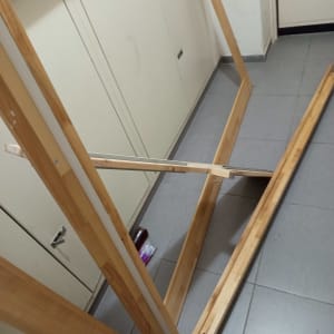 מסגרת עץ על רצפת אריחים אפורה