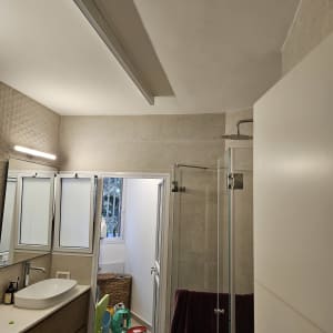 פחית צבע אדומה וכלי עבודה בחדר אמבטיה