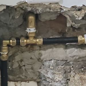 צנרת ותשתית מים בקיר עם חיבורים