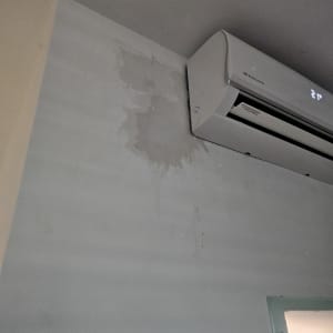 קיר עם סימני רטיבות ליד מזגן