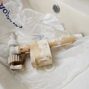 חלקי צנרת פלסטיק בכיור עם שקית פלסטיק