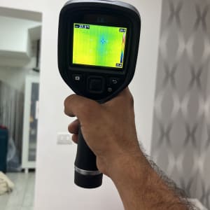 מצלמה תרמית מציגה תמונה עם טמפרטורות שונות