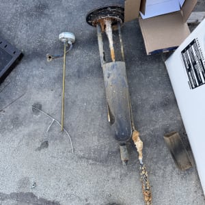 חלקי ציוד חשמלי ישנים ומחלידים על הרצפה