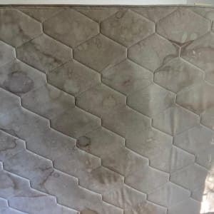 מזרן מלוכלך עם כתמים שונים