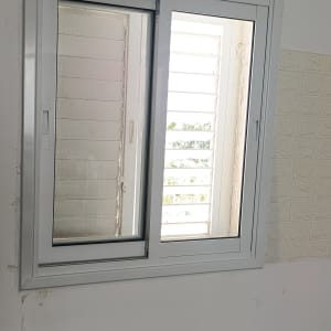 חלון אלומיניום עם תריסים