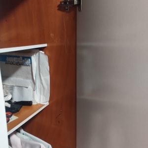 ארון פתוח עם צירים וכלי עבודה על מדף