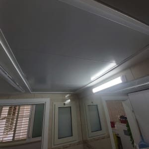 תקרת גבס עם תאורה פלורסנטית בחדר אמבטיה