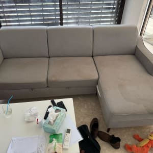 ספה אפורה עם כתמי לכלוך נראים לעין