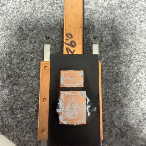 חלק מחשב עם צלעות קירור על רקע אפור