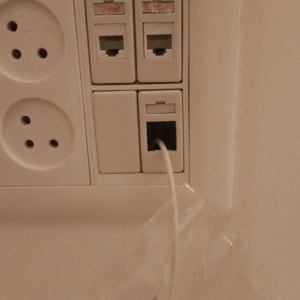 שקעי רשת וחשמל עם כבל מחובר