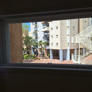 נוף עירוני עם בניין ומדרגות חירום