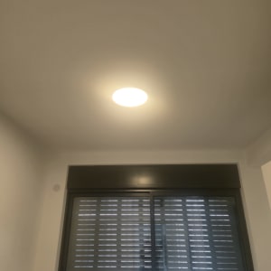 תאורה בתקרה וחלון עם תריסים סגורים
