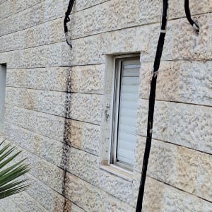 קיר חיצוני עם כבלים חשופים ליד חלון