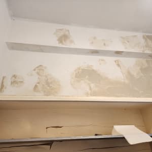 קיר עם תיקוני טיח לפני צביעה