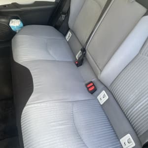 מושב רכב אחורי נקי עם חגורות בטיחות