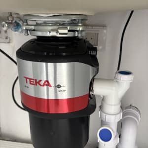התקנת טוחן אשפה מסוג TEKA מתחת לכיור מטבח