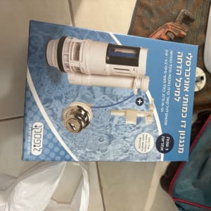 אריזת חלקים למערכת אינסטלציה עם כלי עבודה