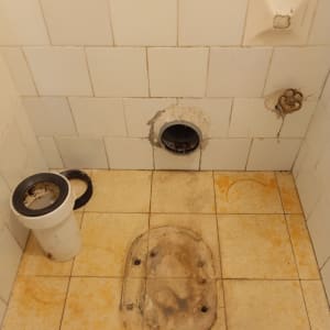 חדר אמבטיה עם צינור פתוח וכלי עבודה