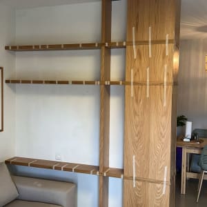 מדפי עץ מותקנים על קיר עם סרטי הדבקה