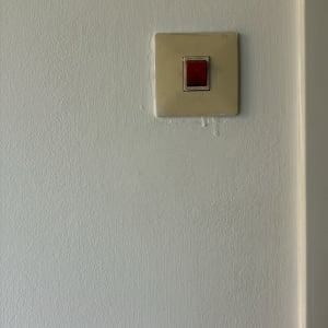 מתג חשמלי על קיר לבן