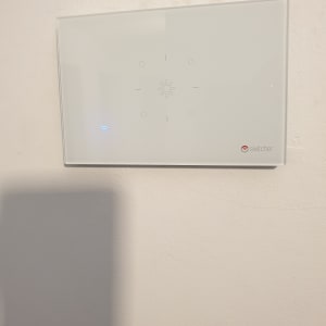 מתג חכם עם חיווי Wi-Fi על קיר לבן