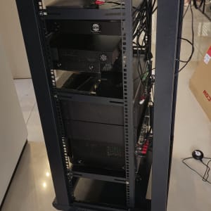 ארון תקשורת עם ציוד רשת וכבלים מחוברים