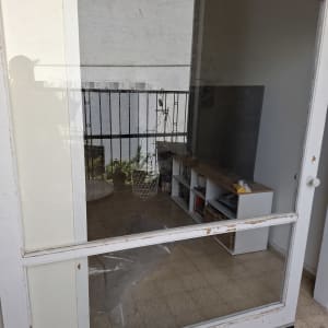 דלת זכוכית עם מסגרת עץ, נוף פנימי וחיצוני