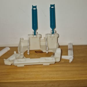 חלקי פלסטיק וכלים על מדף עץ