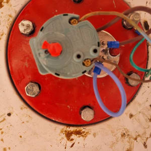 חלק תחתון של דוד שמש עם חיבורים חשמליים