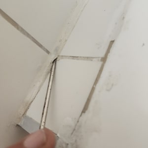 כלי מתכת בודק איטום בין אריחים