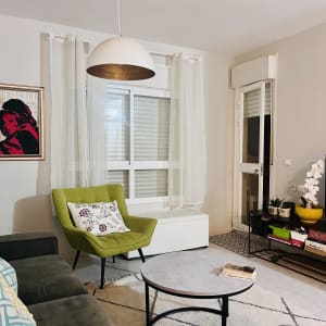 סלון עם כורסה ירוקה ושולחן עגול