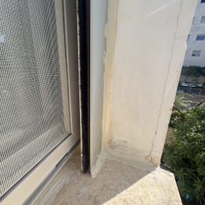 איטום חלון עם סדקים בקיר