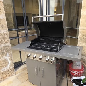 גריל גז חיצוני עם מכסה פתוח בחצר