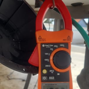 מד זרם מחובר לחוטים במערכת סולארית