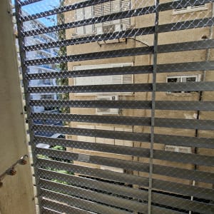 רשת מתכת על מרפסת למניעת כניסת יונים